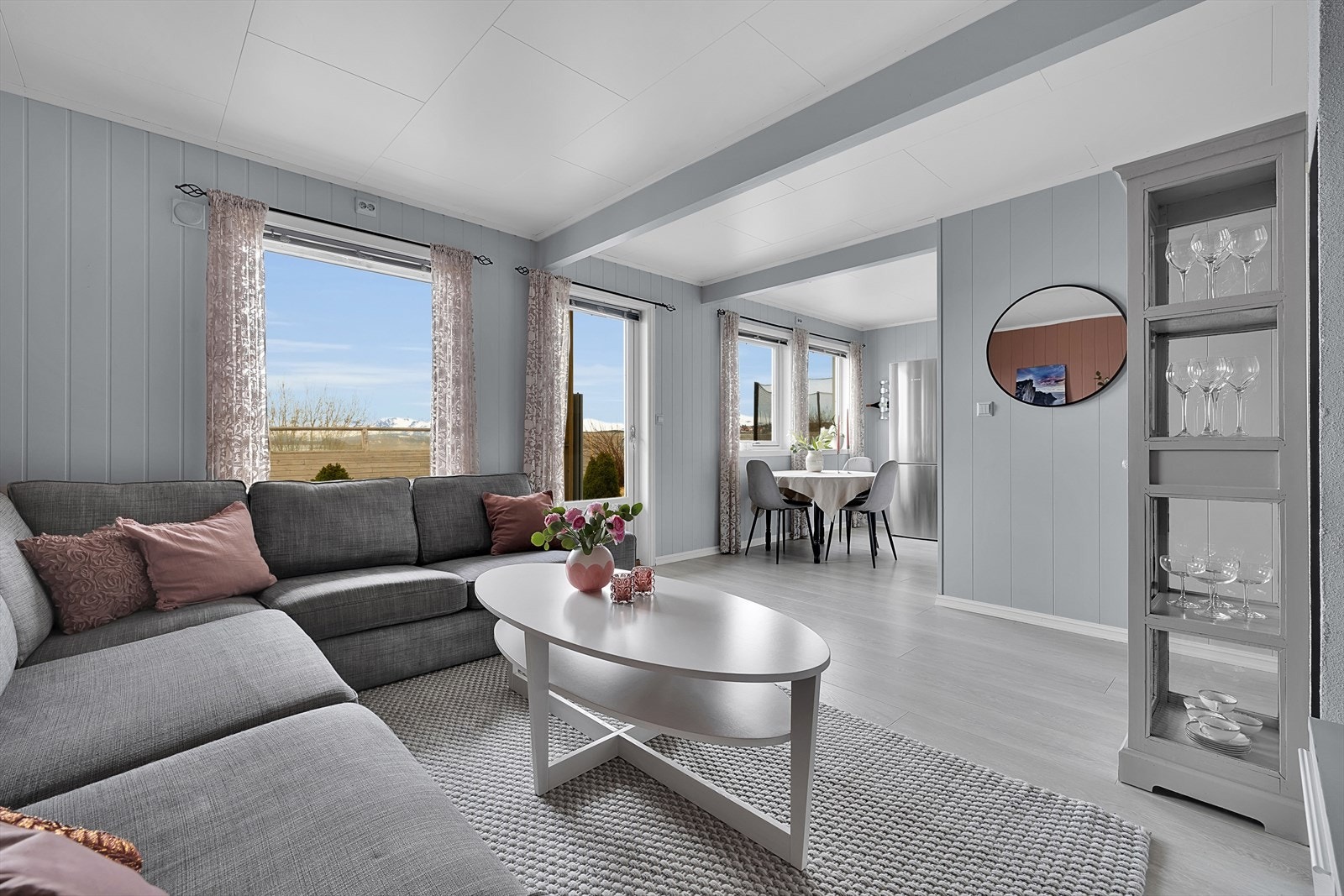 Store vestvendte vindusflater som slipper inn rikelig med naturlig lys. Galleribilde