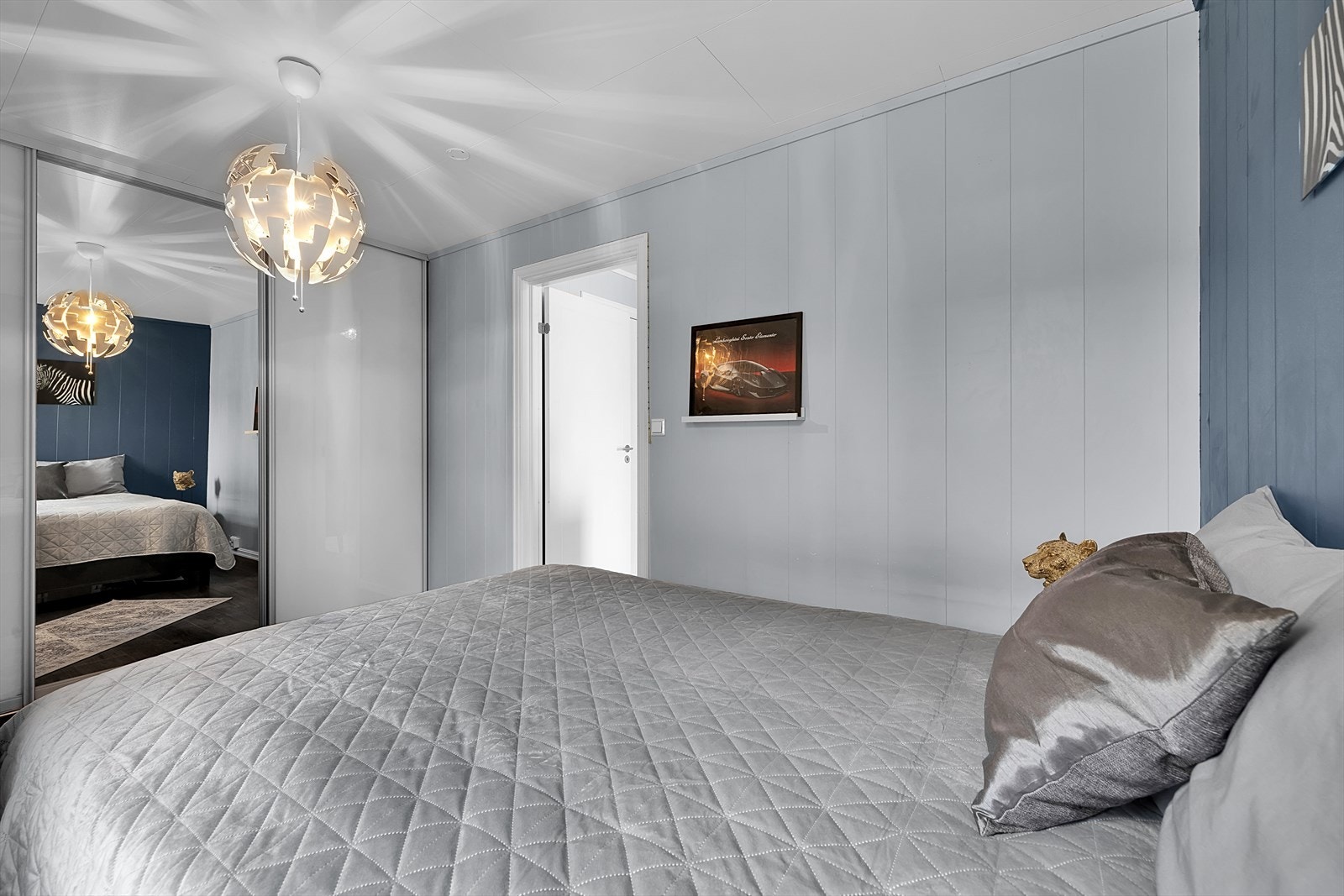Innredet med praktisk skyvedørsgarderobe med god oppbevaringsplass. Galleribilde