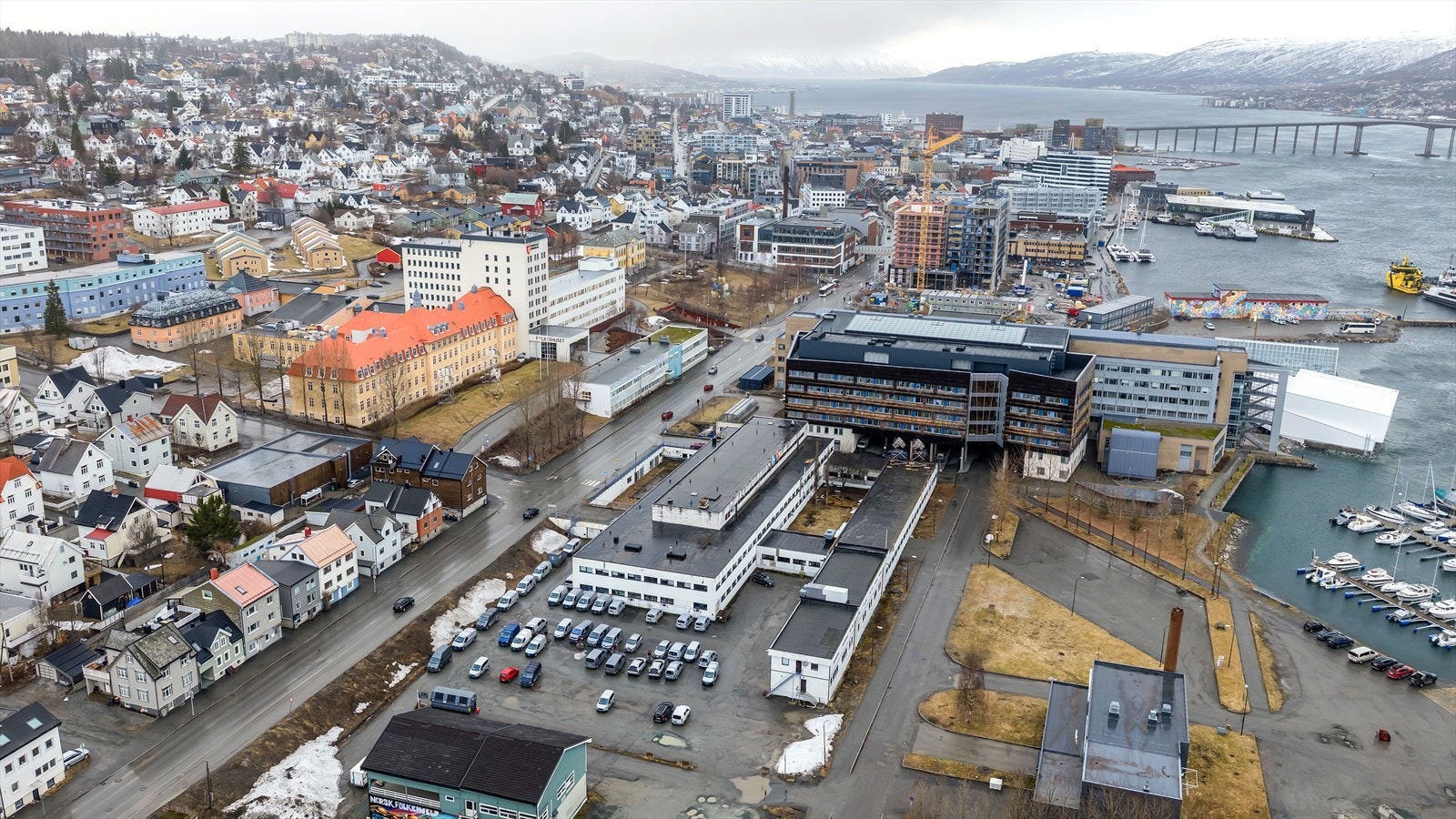 Boligen befinner seg kun et steinkast unna Nerstranda Kjøpesenter, og har i tillegg dagligvarebutikken Kiwi like i nærheten. Galleribilde