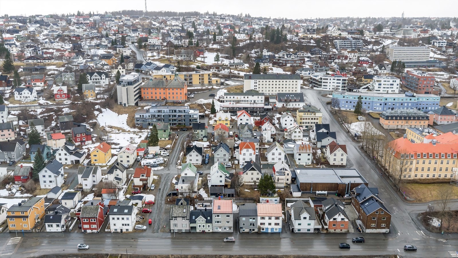 Med gode bussforbindelser like utenfor døra, tar Tromsøs kollektivtransport deg over hele Tromsø på få minutter. Galleribilde