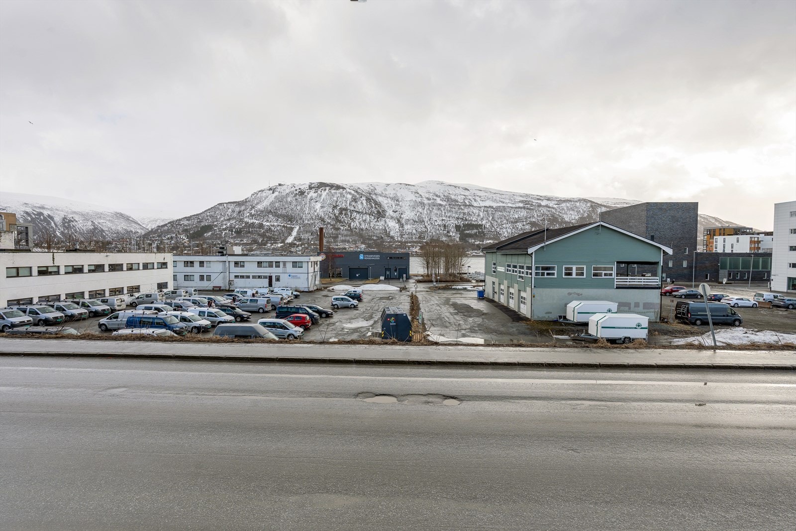 Utsikt fra leiligheten, hvor du får fastlandet med Fjellheisen og flotte Tromsdalstinden i bakgrunnen. Galleribilde