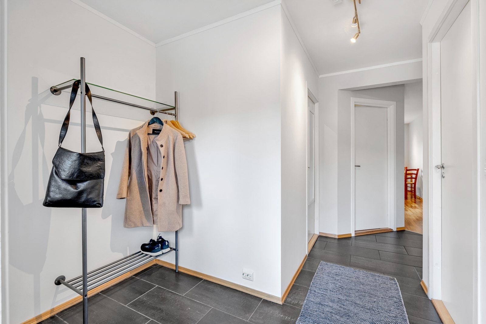 Romslig flislagt entré med mulighet for oppheng av yttertøy. Galleribilde