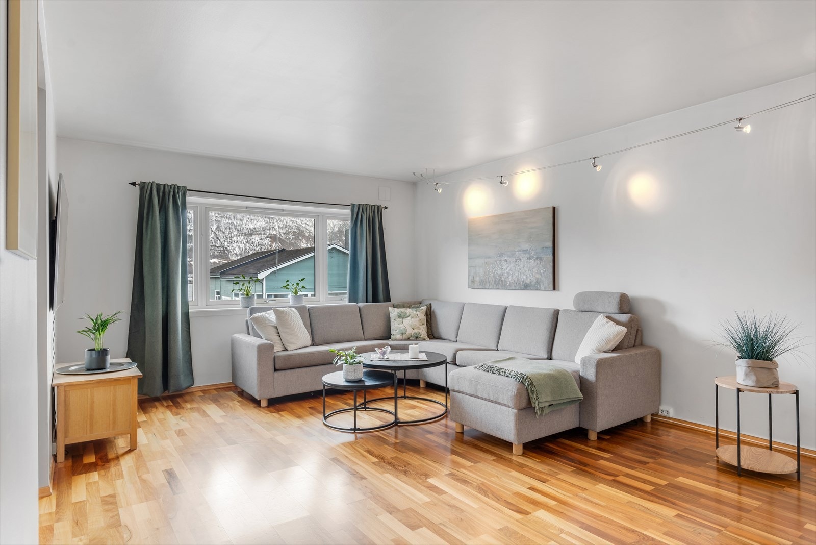 En romslig og flott 3- roms sør i Tromsø sentrum, med moderne standard, god planløsning og sentral beliggenhet! Galleribilde