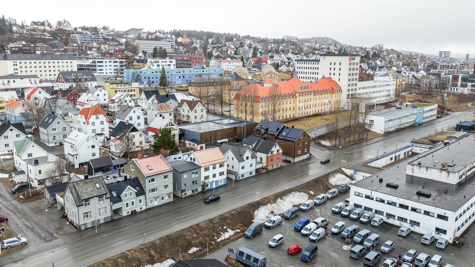 Fra leiligheten er det under 15 minutter spasertur til Tromsø sentrum, med gangvei som strekker seg langs kystlinja hele veien fra sydspissen. Galleribilde