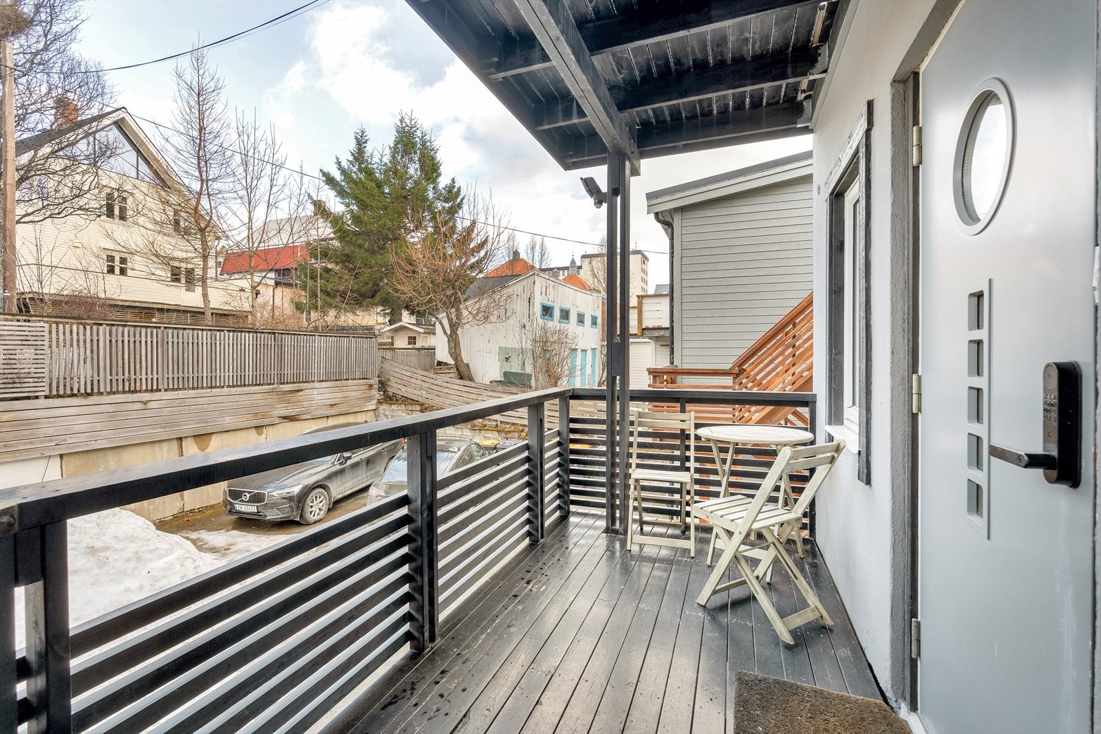 Pent inngangsparti med romslig terrasse og god plass til utemøbler. Galleribilde
