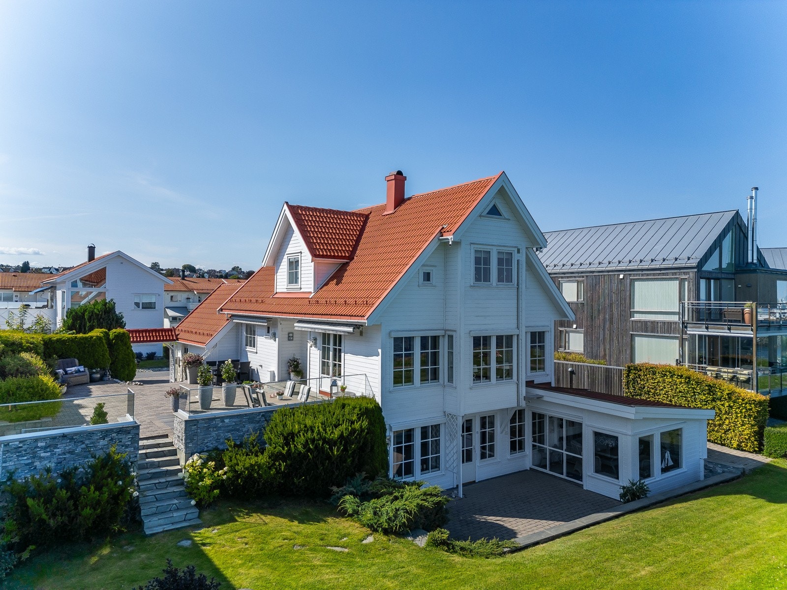 Her ser vi litt mer av den steinsatte gårdsplassen og den flotte tomten Galleribilde
