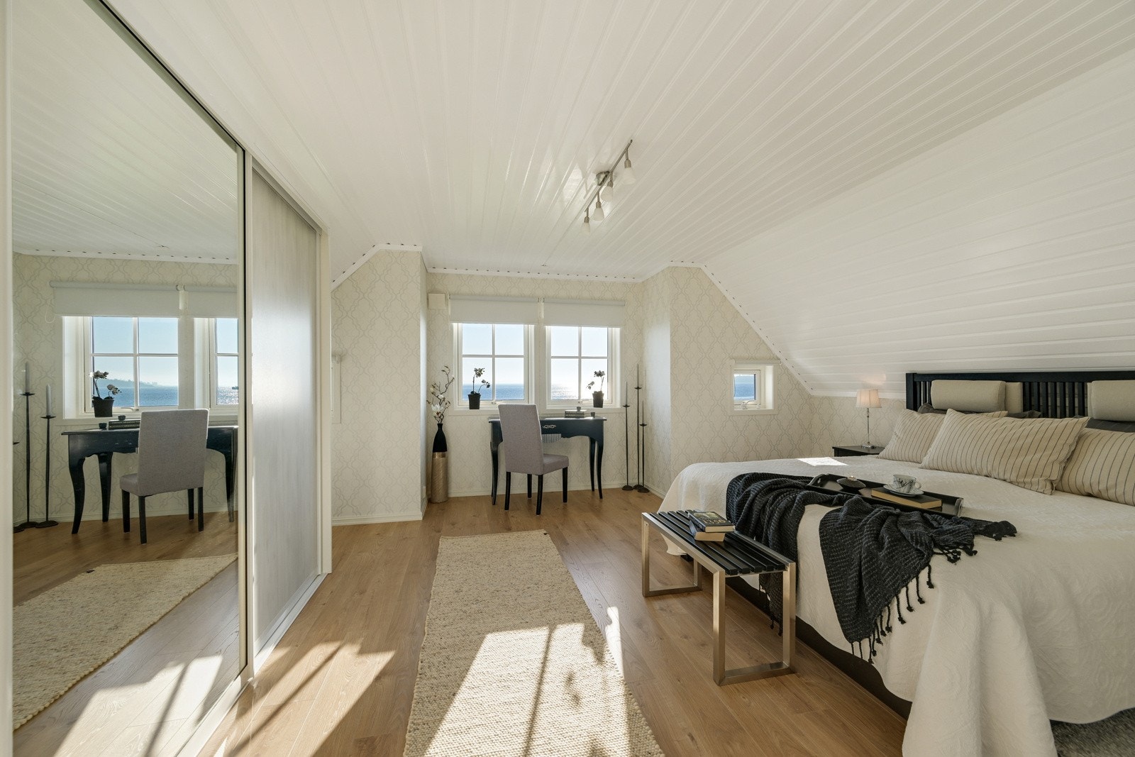 Romslig hovedsoverom med skyvedørsgarderobe Galleribilde