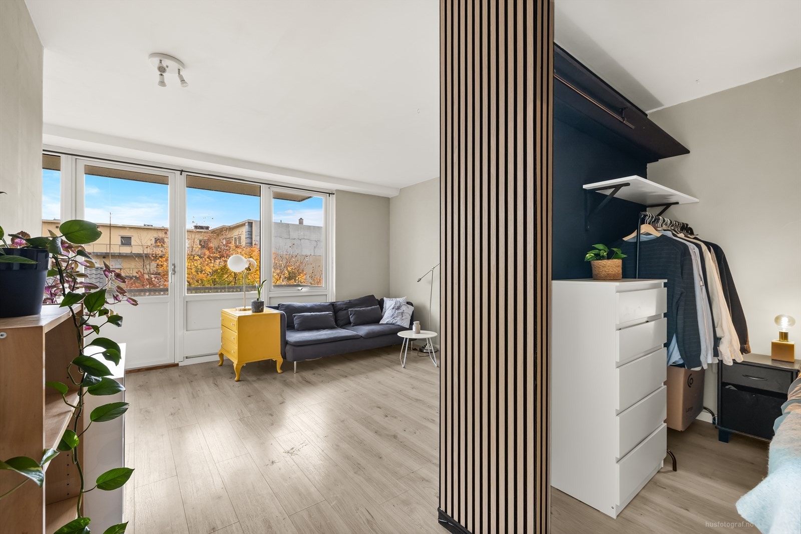 Leiligheten har tidsmessige og delikate farge- og materialvalg, kombinert med en praktisk og arealeffektiv planløsning som gir en behagelig romfølelse. Galleribilde