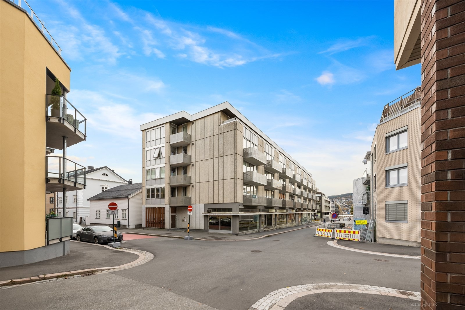 Rett på nedsiden av leiligheten finner man elvepromenaden. Galleribilde