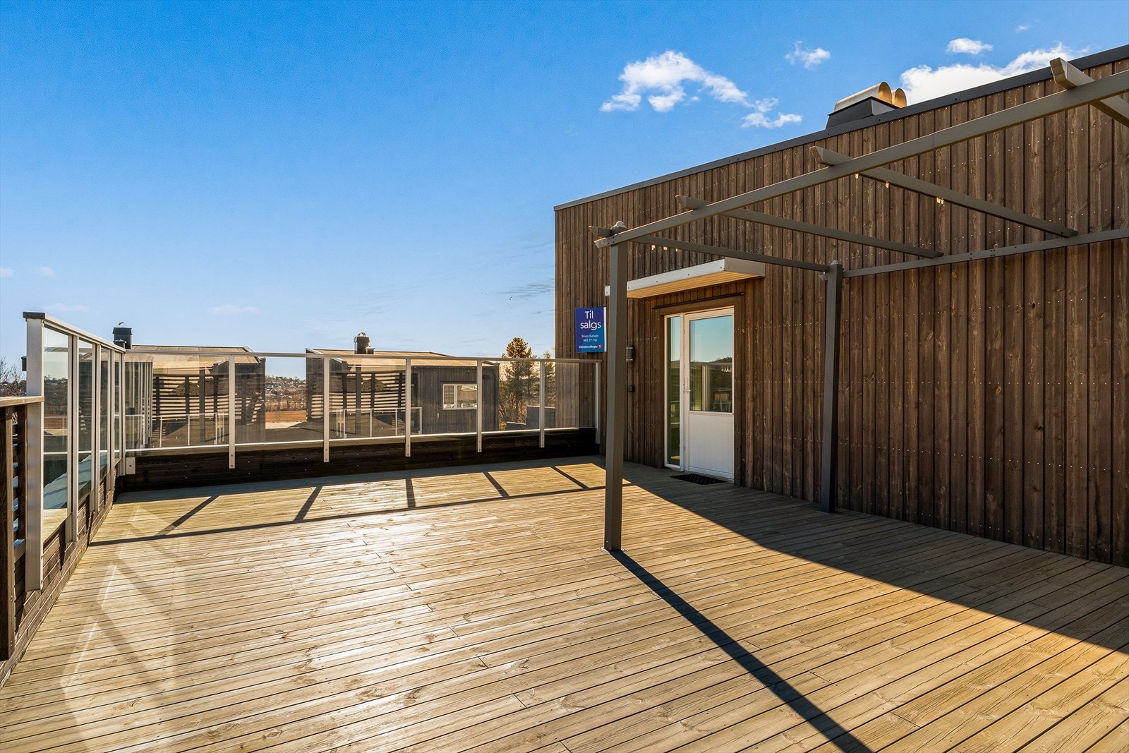Stor, solrik takterrasse ca 50 kvm Galleribilde