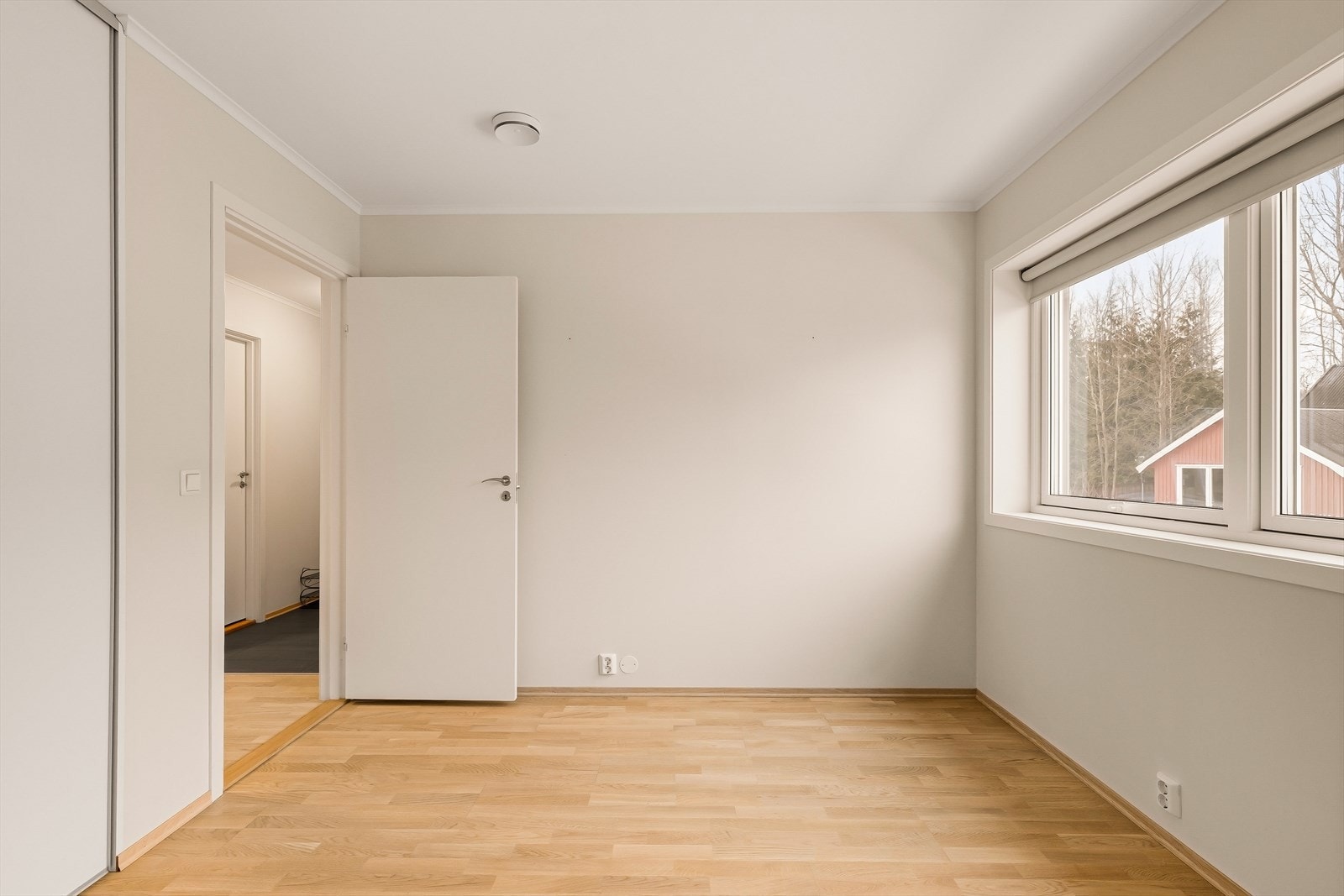 Hovedsoverom med skyvedørsgarderobe Galleribilde