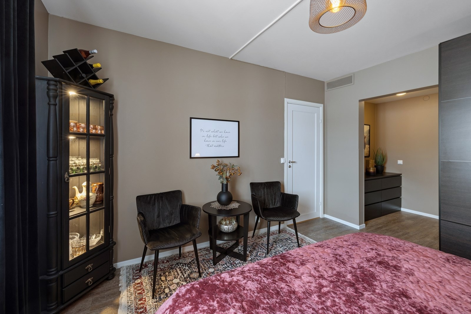 Det er god plass til en sittegruppe på hovedsoverommet, som gir en hyggelig lesekrok. Galleribilde