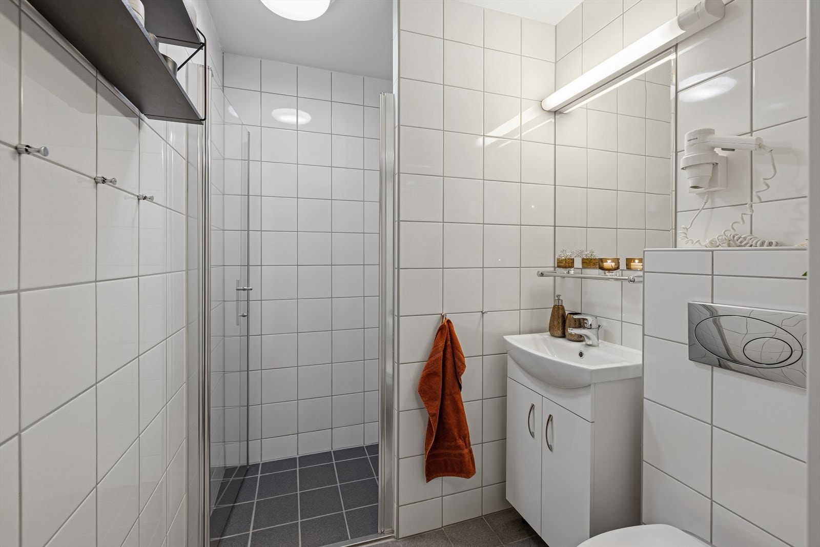 Leiligheten har to flislagte bad som ligger i praktisk tilknytning til de to soverommene. Galleribilde