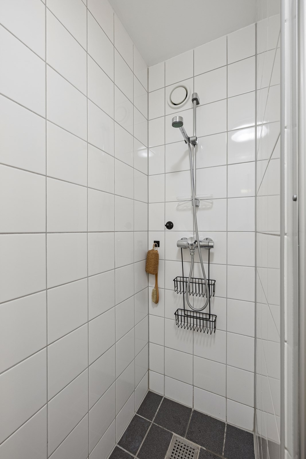 Badene er innredet med baderomsinnredning, speil med belysning, dusjnisje og vegghengt toalett. Galleribilde