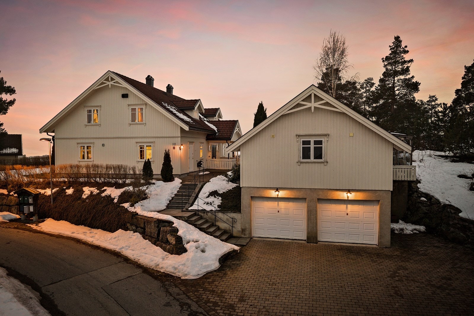 Boligen har et påkostet uteområde med belegningsstein i gårdsplass. Galleribilde