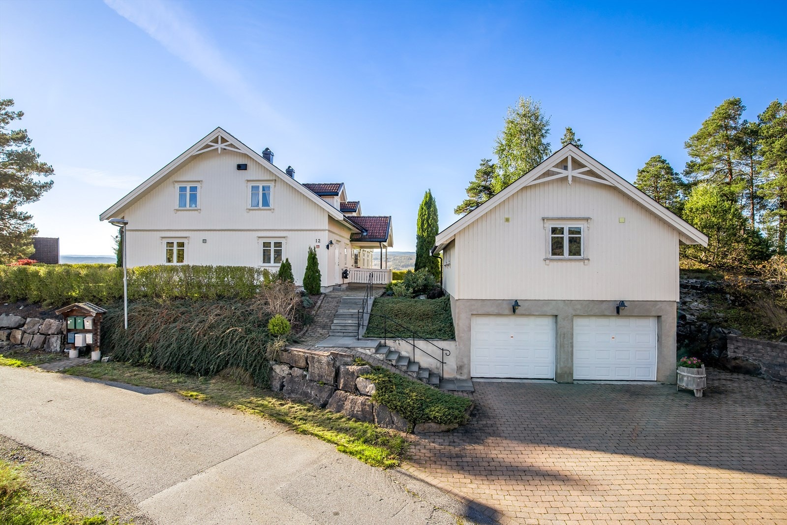 Parkering i dobbelgarasje og i gårdsplass med belegningsstein. Galleribilde