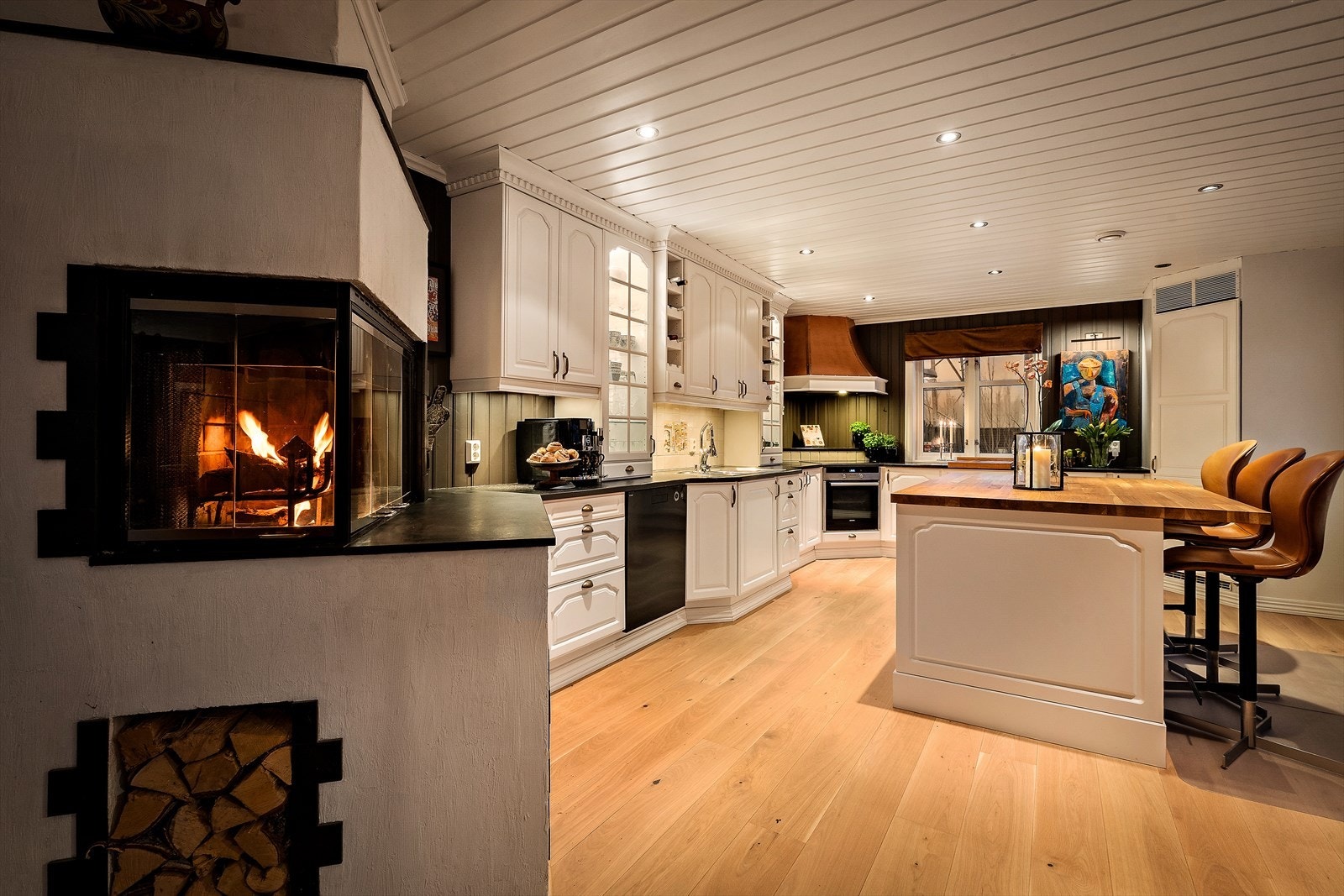 Her kan du tenne opp i peisen en tidlig morgen og nyte en kopp kaffe, noe som gir en ekstra dose hygge og ro til starten på dagen. Galleribilde