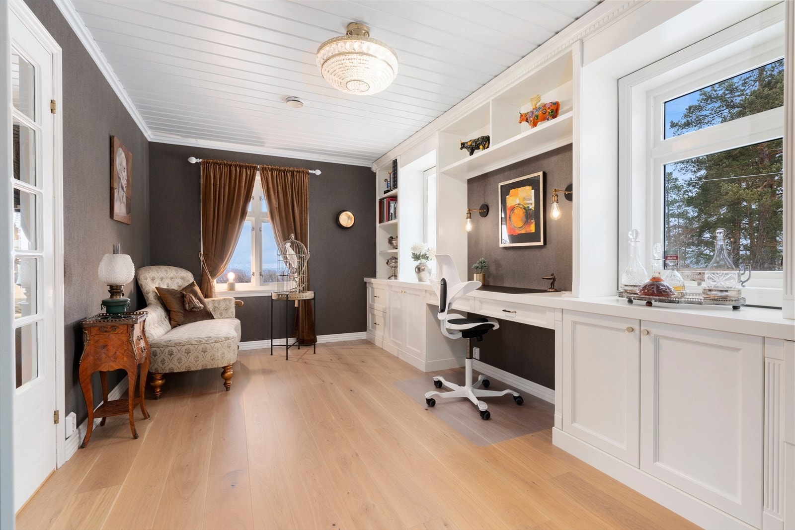 Separat bibliotek/kontor med adkomst fra stuen. Galleribilde