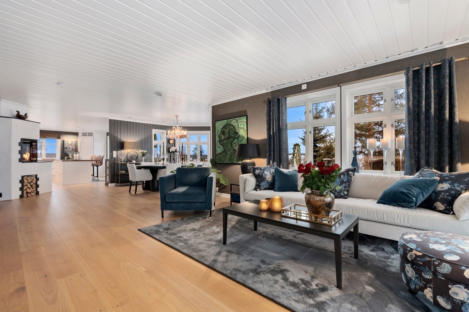 Store vindusflater slipper inn godt med lys, og de stilfulle detaljene, gir rommet en elegant og helhetlig atmosfære. Galleribilde