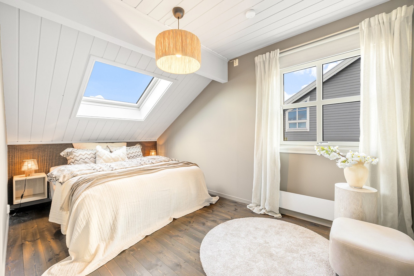 Lyst og pent soverom på 9,8m² med godt med naturlig lysinnslipp. Galleribilde