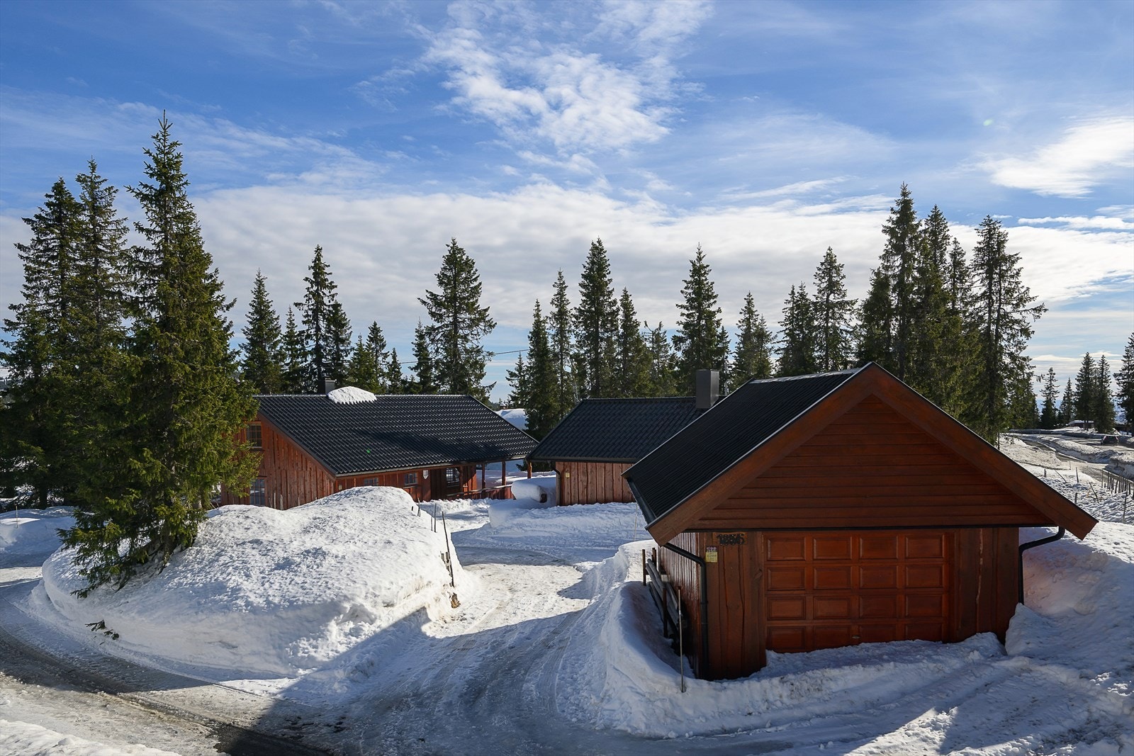 Velkommen til Sjusjøvegen 1855! Et sjeldent og attraktivt hyttetun med hytte, anneks og garasje, sentralt beliggende på Sjusjøen. Fotograf: Lars Marius Bækkevold. Galleribilde