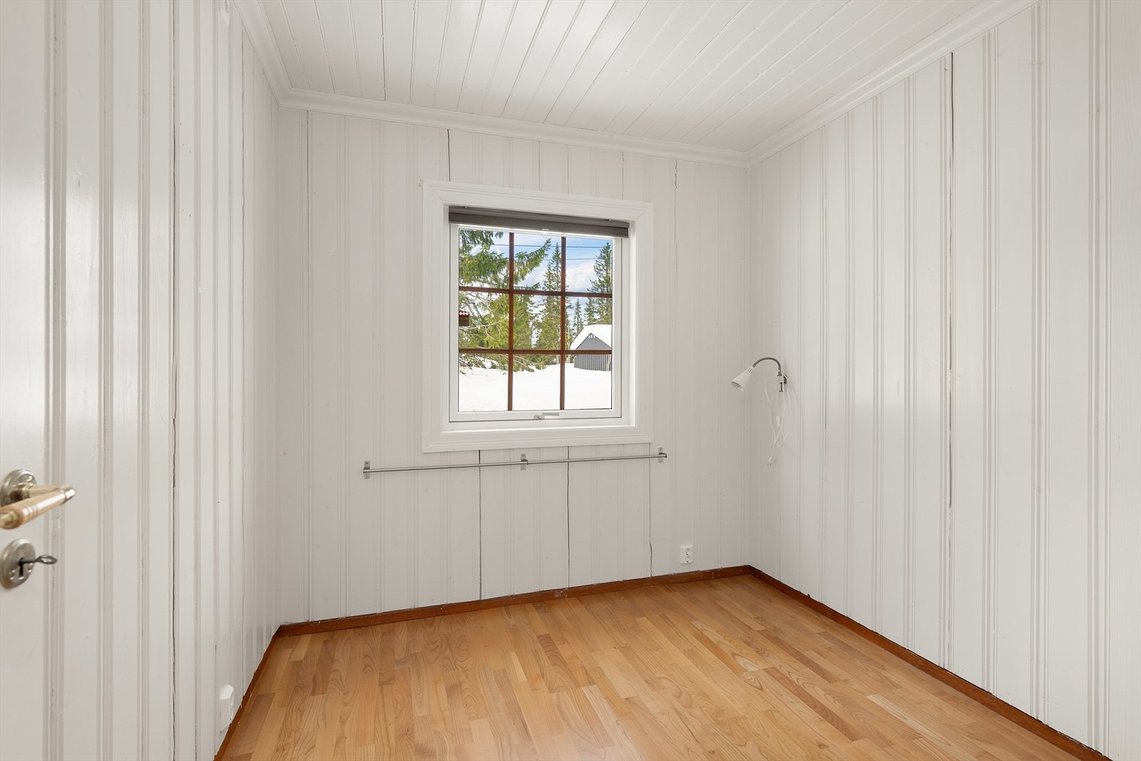 Hovedhytta har to soverom i første etasje, begge med panel på veggene. Galleribilde