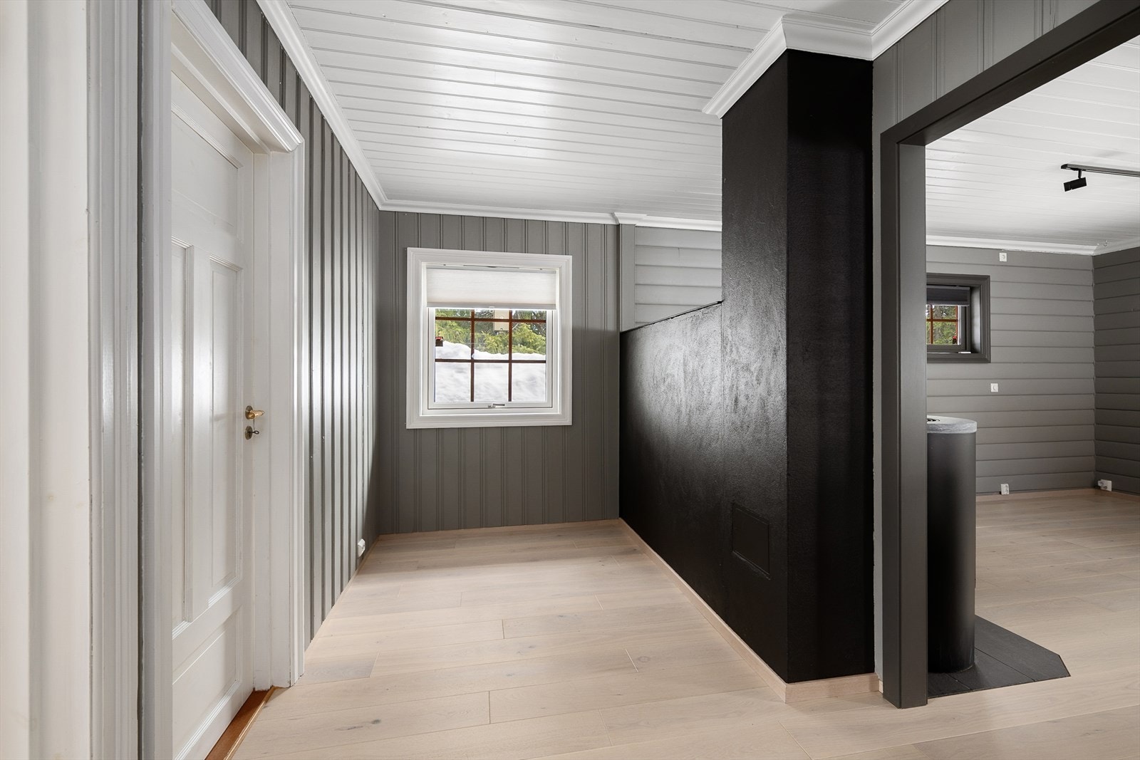 Gang som forbinder stuen med soverommene og badet i første etasje. Galleribilde