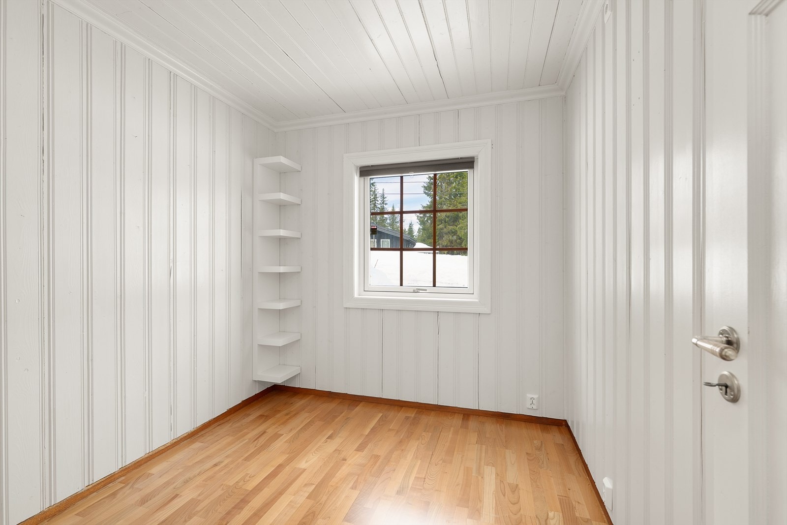 Soverom med plass til seng og oppbevaring. Galleribilde