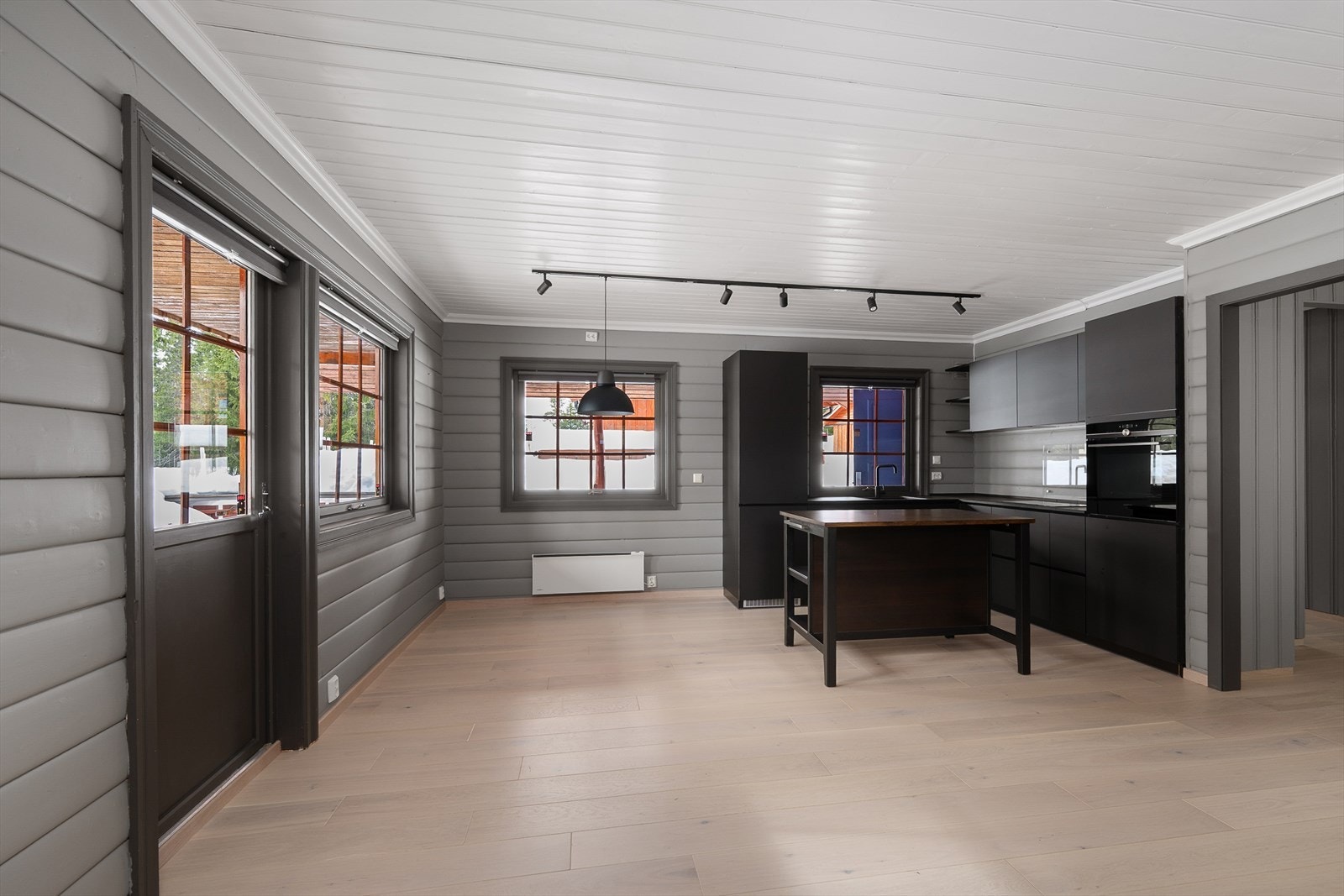 Fra stuen er det direkte utgang til den store, takoverbygde verandaen. Galleribilde