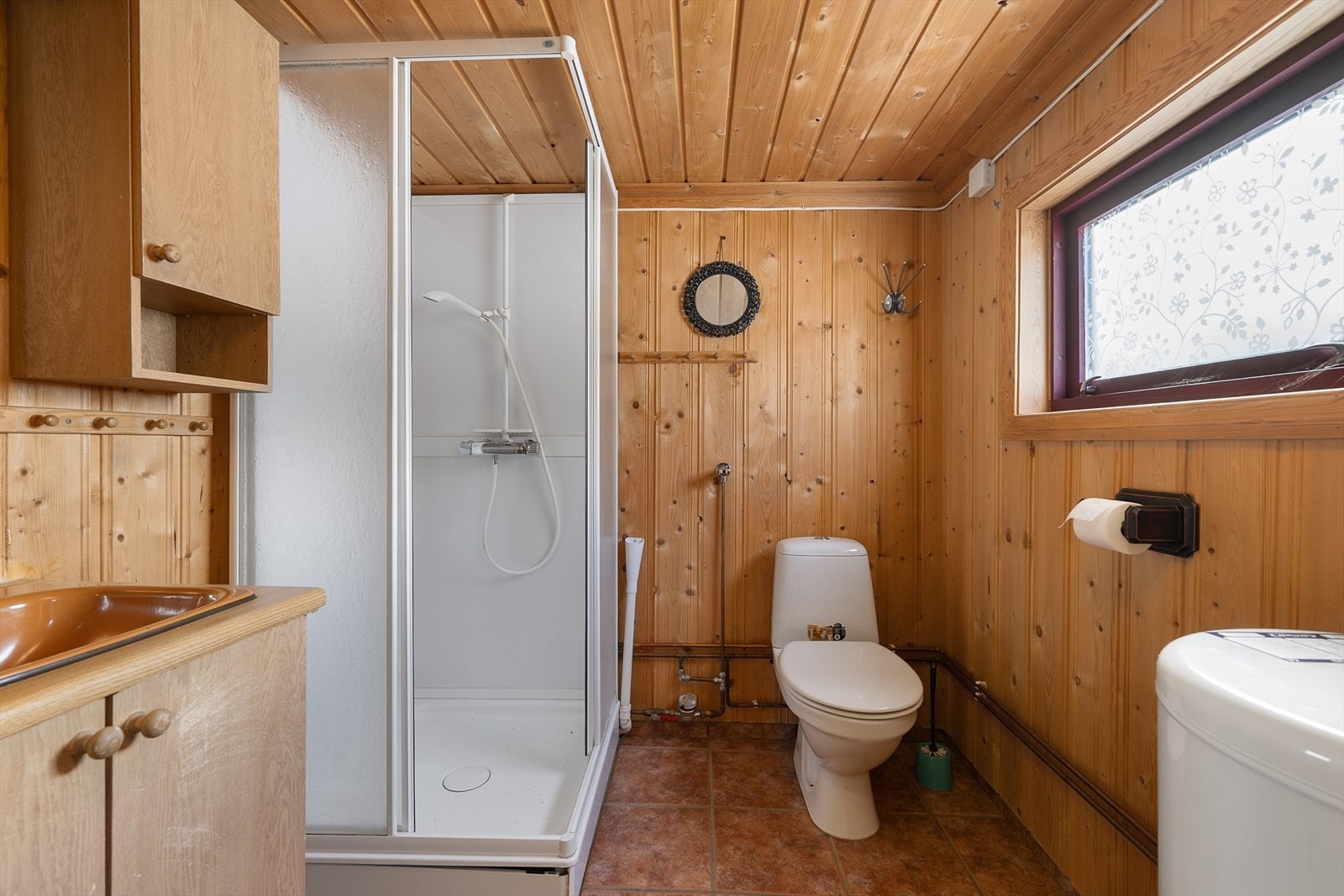 Badet i annekset er utstyrt med dusjkabinett, toalett og servant. Galleribilde
