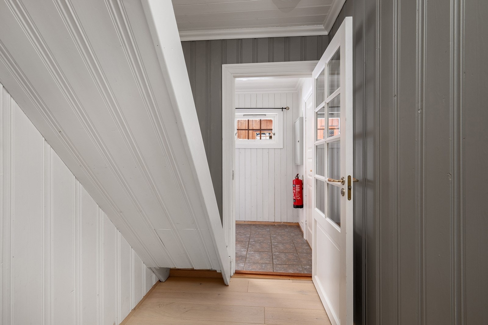 Fra gangen i første etasje er det adkomst til entré og trapp til hems. Galleribilde