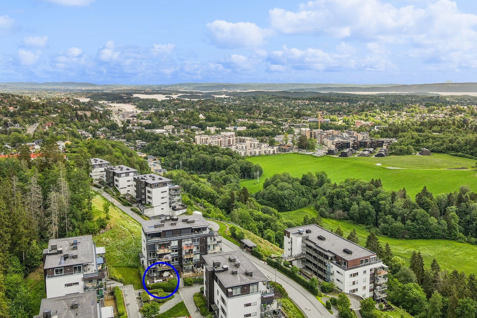 Leiligheten har en fin intern beliggenhet med tanke på både solforhold og interne fellesarealer og lekeplasser Galleribilde