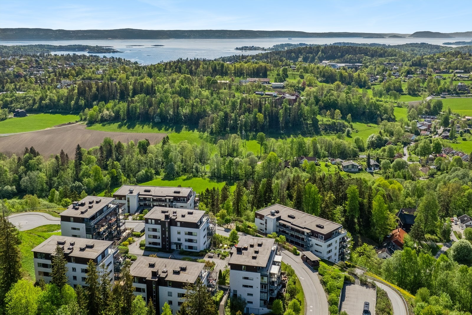 For den som er glad i en god tur i skogen eller på ski finner du skiløype som tar deg inn til Vestmarka like utenfor leiligheten. For de som er glad i å bade er det kort vei til badestrender på Holmen, Nesøya, Kalvøya og Hvalstrand. Galleribilde