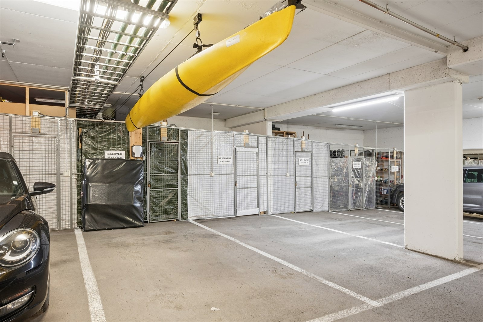 Det medfølger én parkeringsplass i felles garasjekjeller med elbillader. Montert oppheng til skiboks/kajakk. Bod i bakkant disponeres av selger. Galleribilde