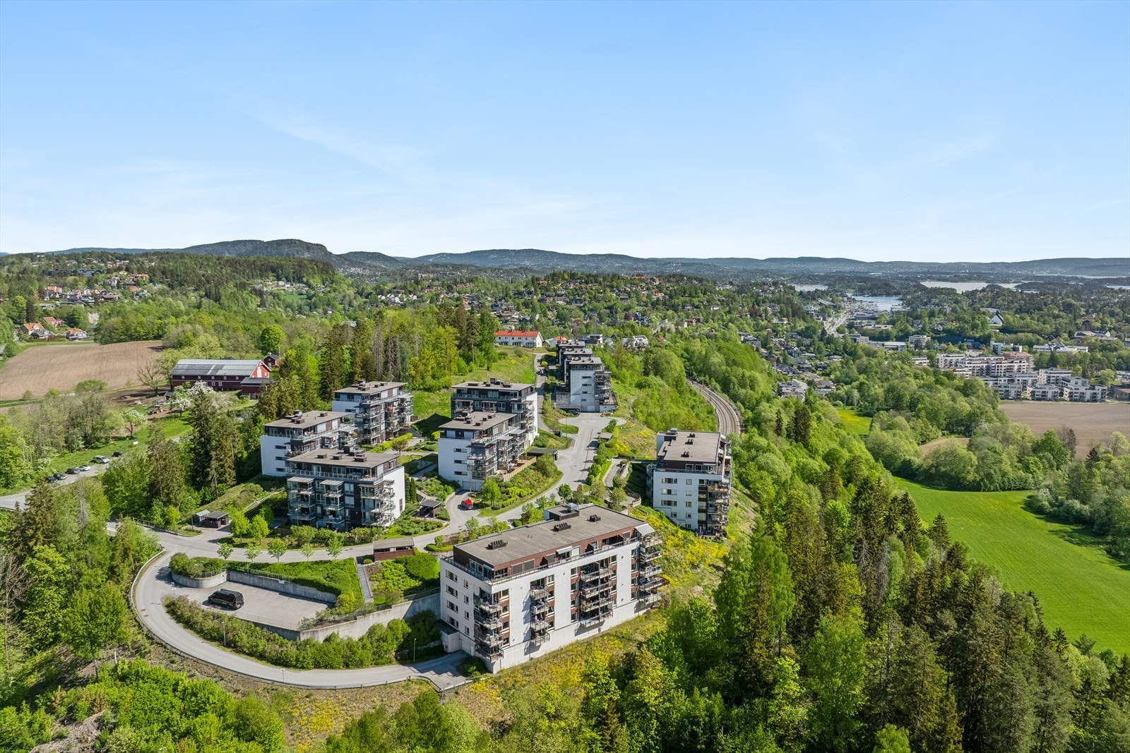 Åstadryggen ligger flott til på en høyde i rolige omgivelser på Billingstad. Her bor du sentralt med kort vei til tog, skole, barnehager og fasiliteter Galleribilde