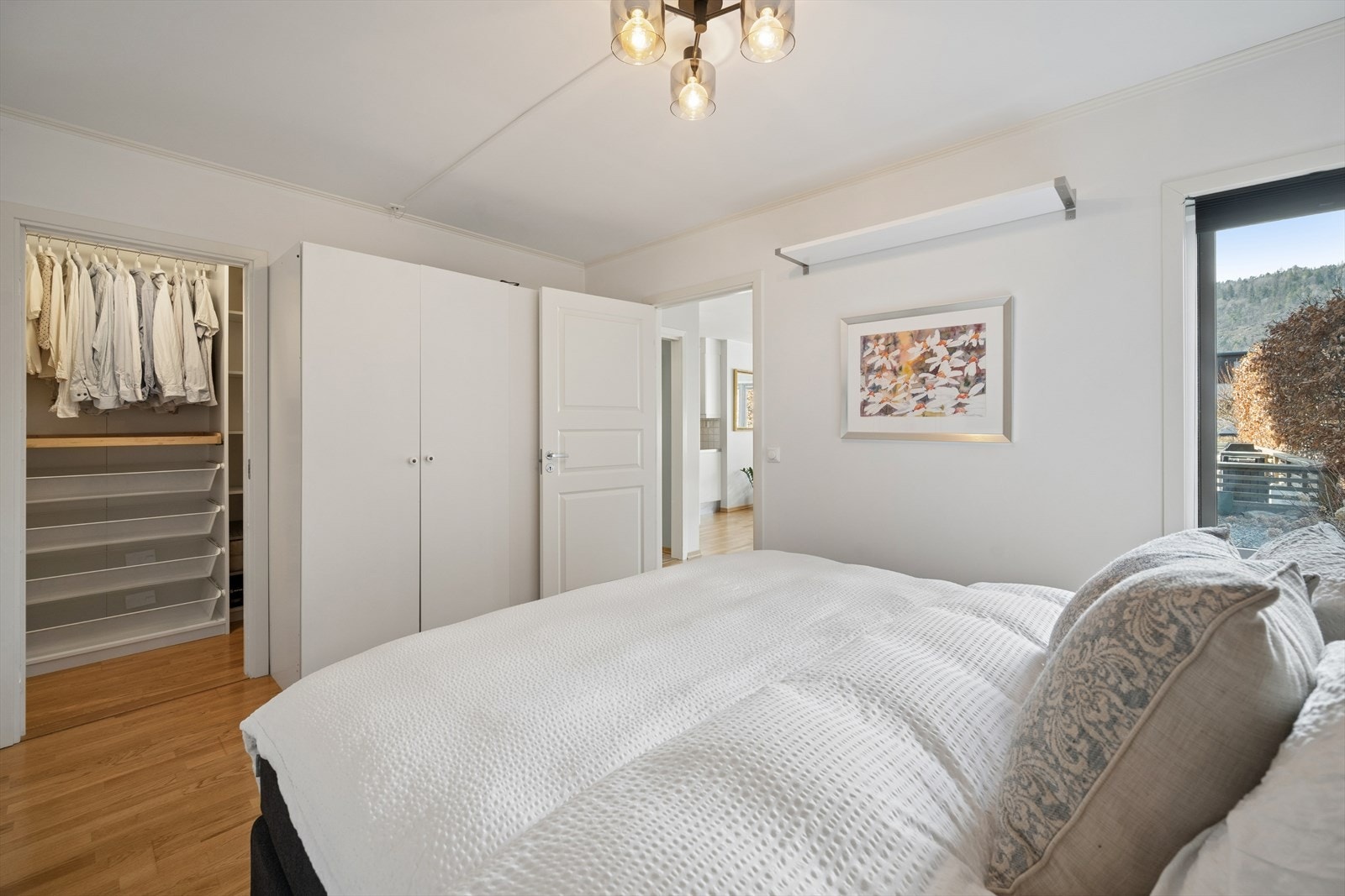 Rommet er tilknyttet eget walk-in closet. Galleribilde