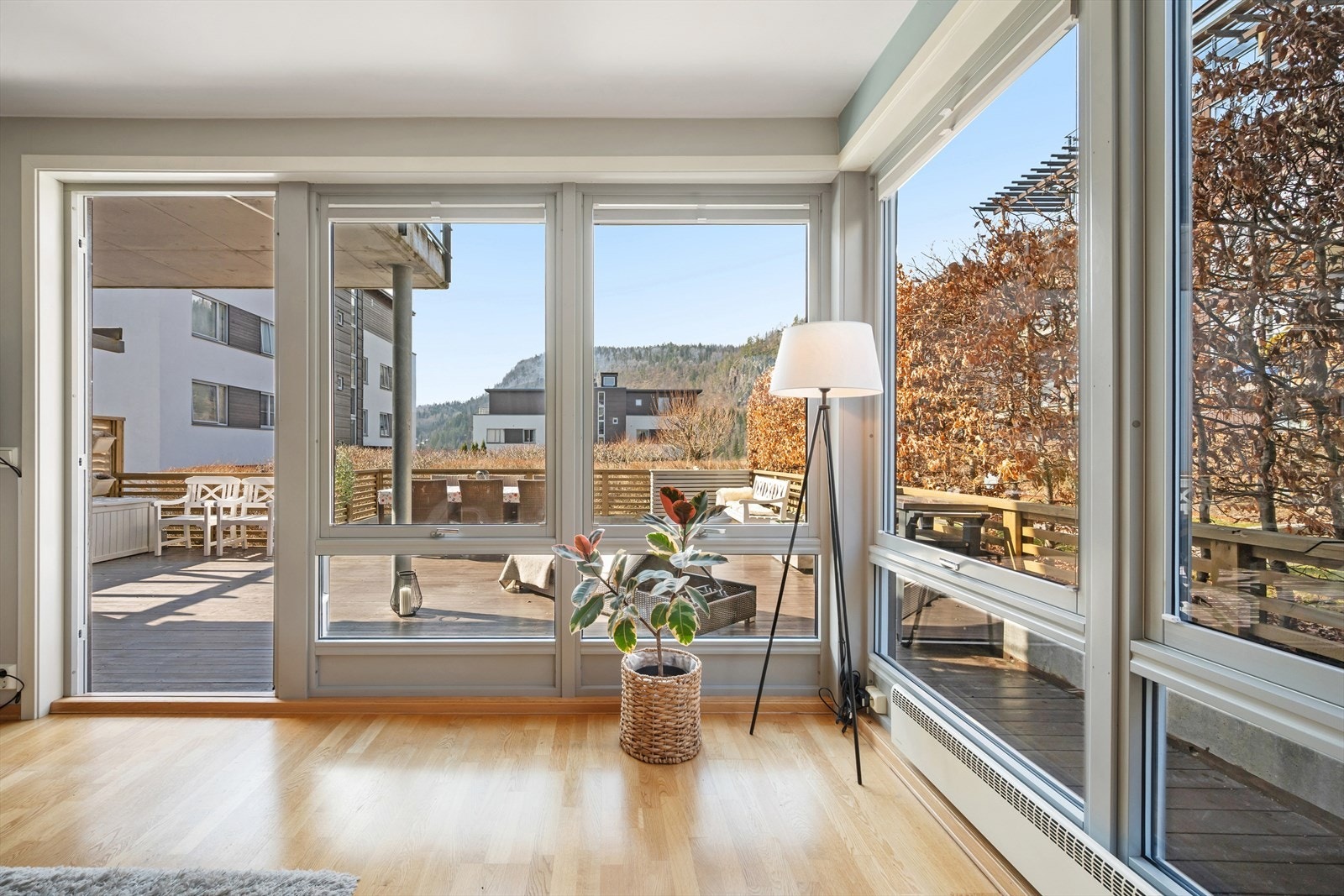 En tiltalende 3-roms hjørneleilighet med god planløsning og svært romslig terrasse på ca. 53 m². Galleribilde