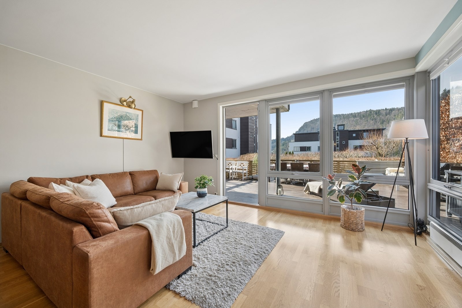 Svært lys hjørneleilighet med store vindusflater på to sider. Galleribilde