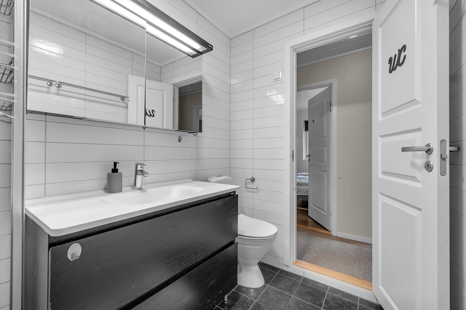 Badet har flis på gulv og vegg. Gulvvarme. Galleribilde