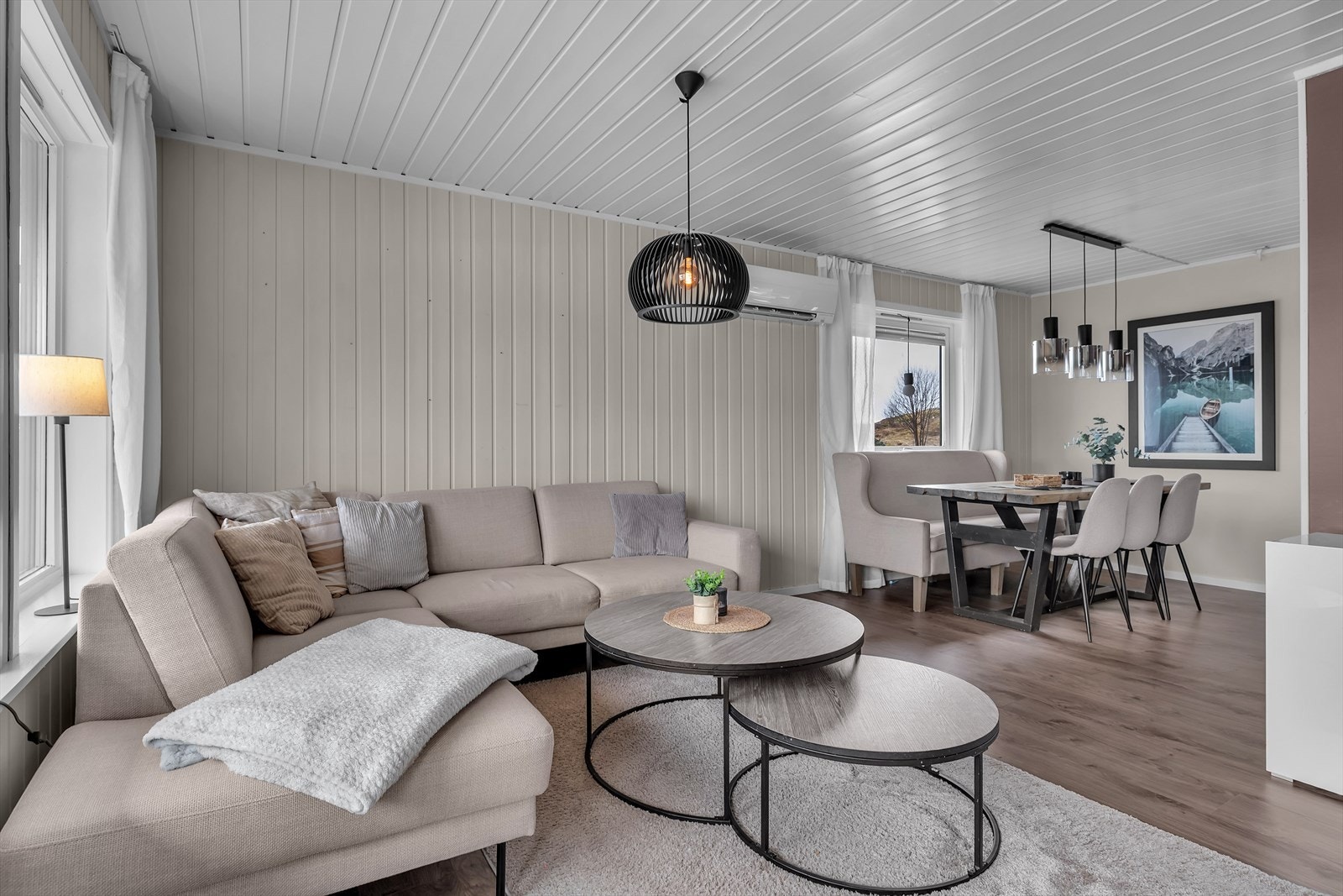 Stuen er lys og tiltelende Galleribilde
