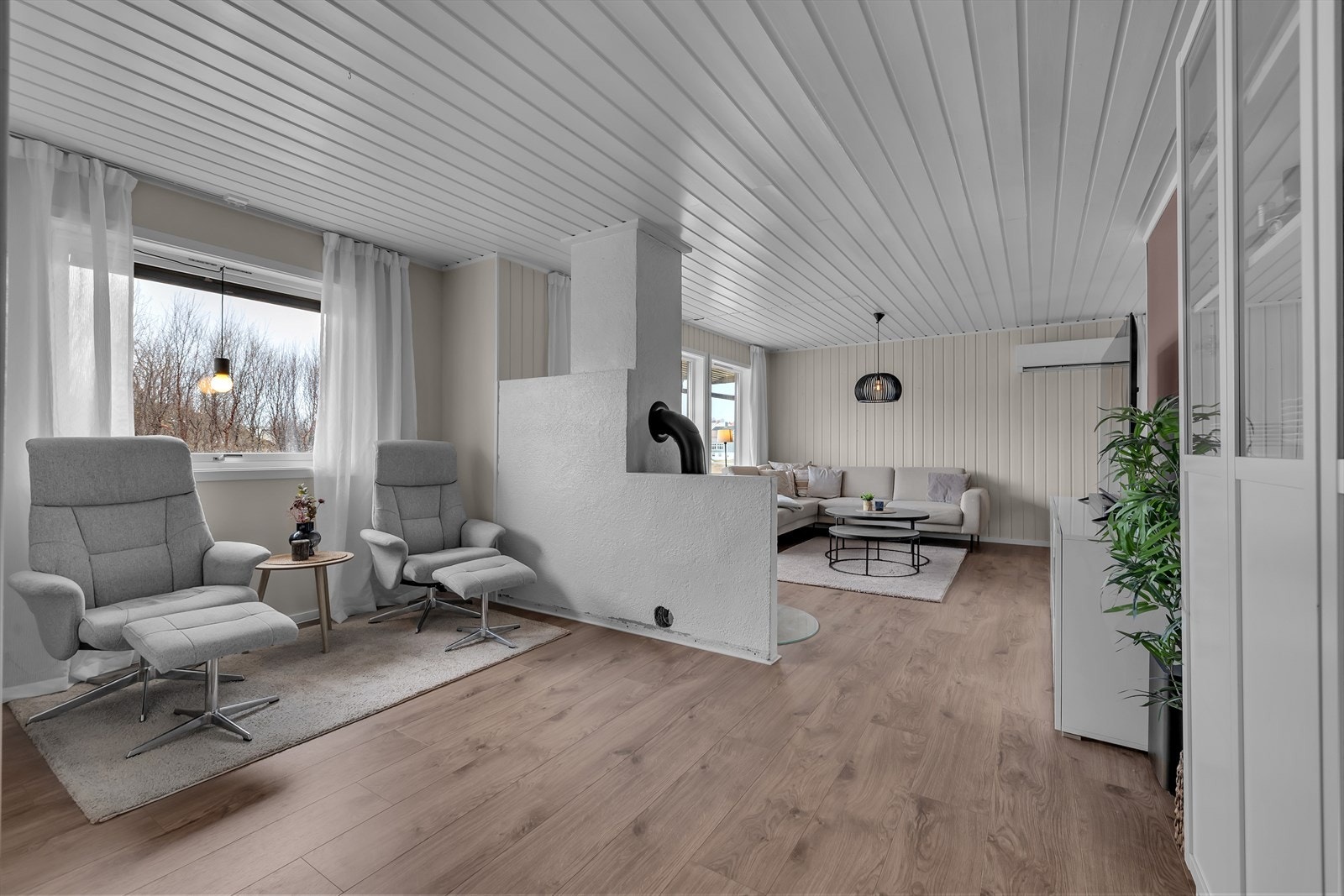 Lys og fin stue med flere soner Galleribilde