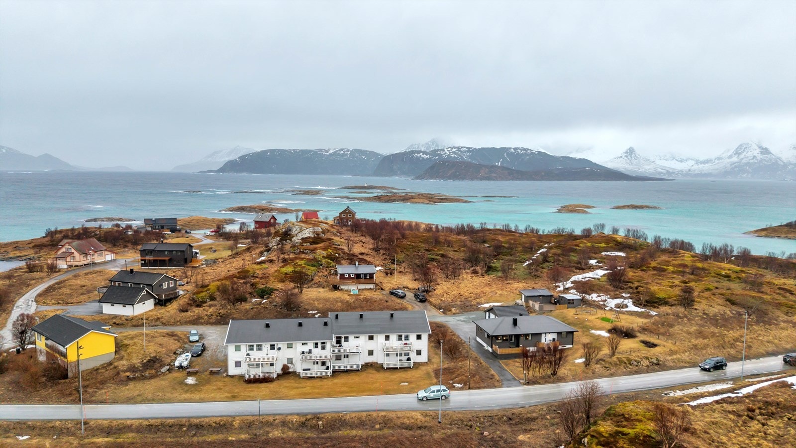 Boligen er beliggende i boligområde på Sommarøy - Næørt blant annet skole og barnehage Galleribilde
