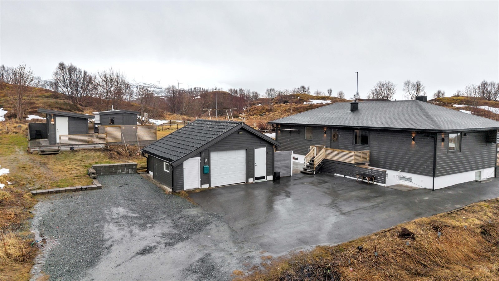 Delvis asfaltert adkomst med god plass til å parkere Galleribilde