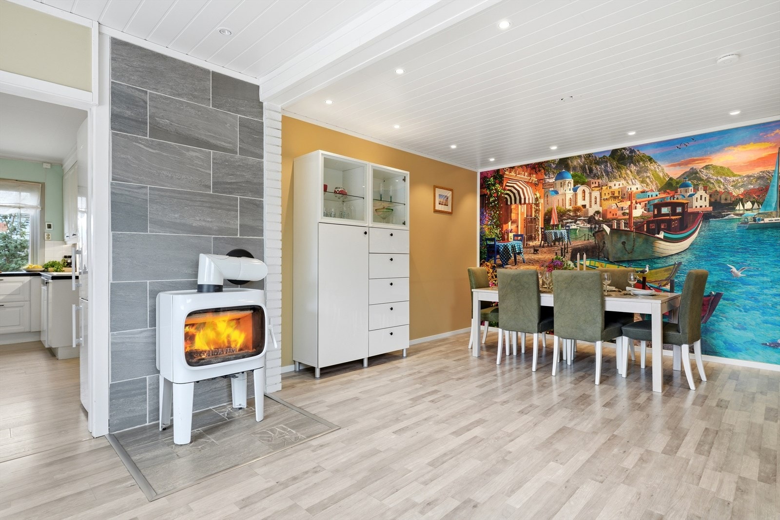 Stuen har god plass til både spisebord og flere sittegrupper. Galleribilde