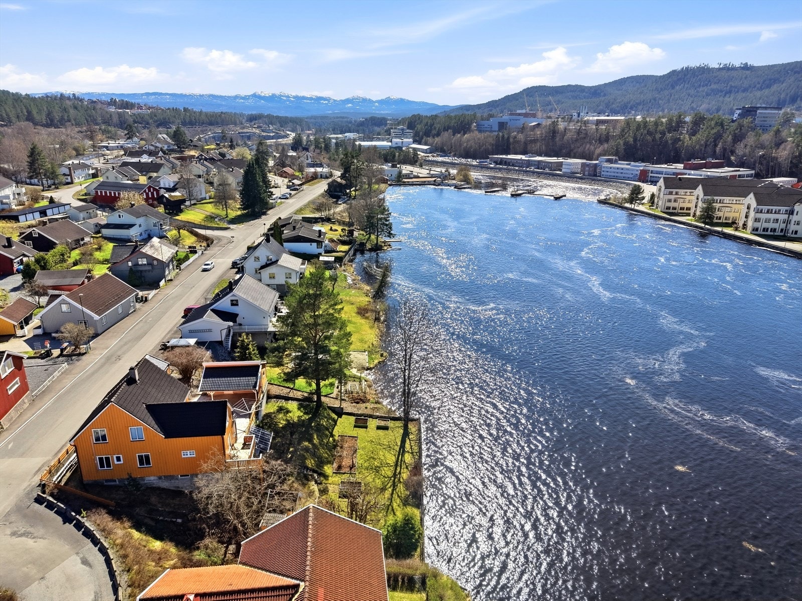 Eiendommen ligger i et etablert boligområde med kort vei til sentrum. Galleribilde