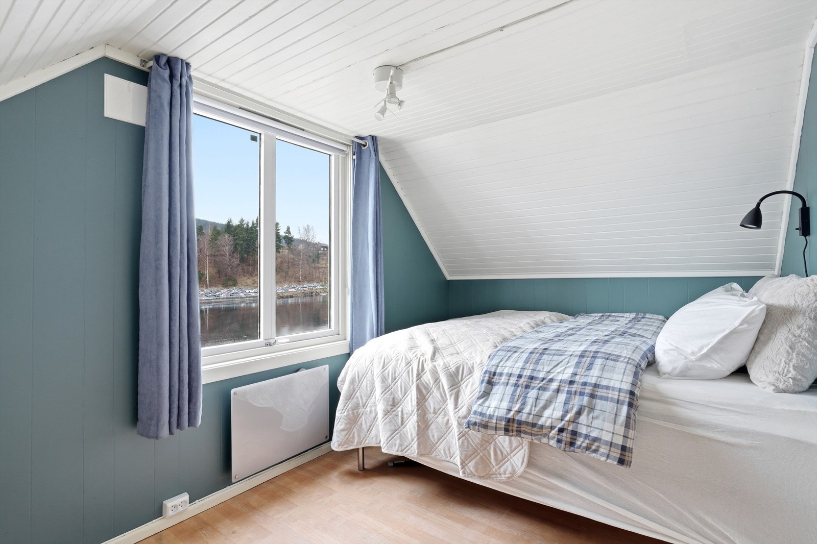Hoveddelens tredje soverom har en koselig plassering under skråtaket og utsikt mot Lågen. Galleribilde