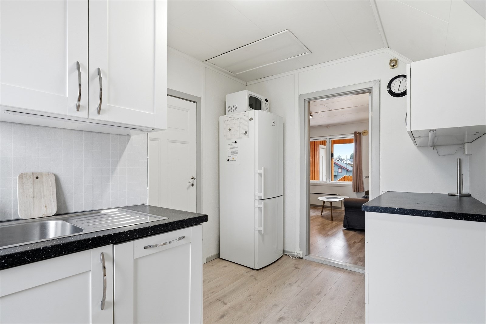Kjøkkenet er fullt utstyrt med frittstående hvitevarer og kjøkkenventilator med avtrekk ut. Galleribilde