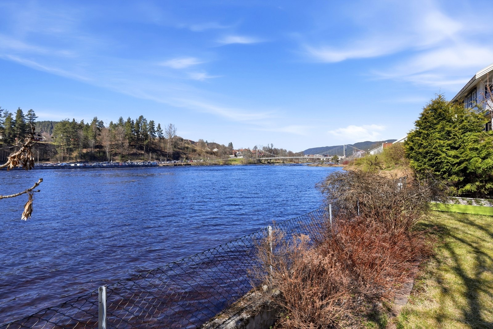 Nyt roen og utsikten langs elven. Galleribilde