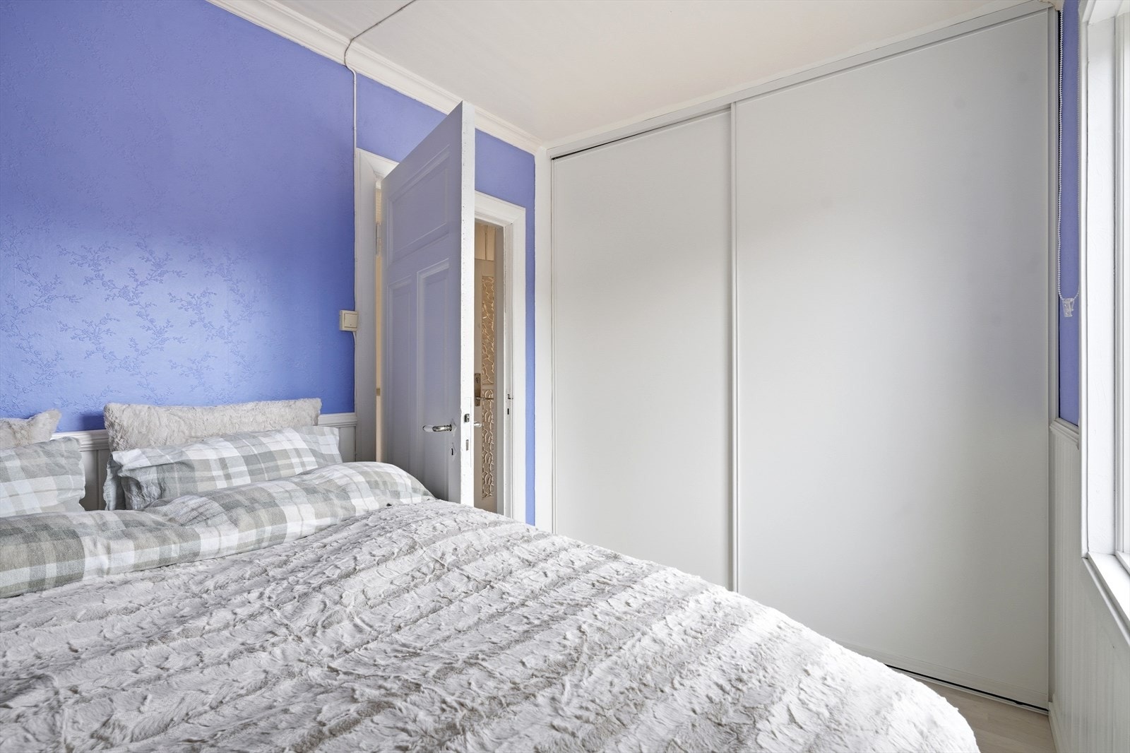 Det ene soverommet i første etasje har god plass og skyvedørsgarderobe for effektiv oppbevaring. Galleribilde