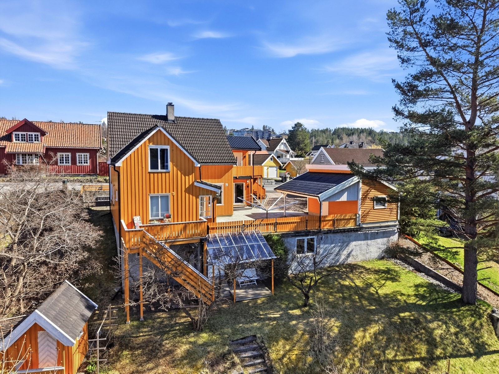 Boligen har flere verandaer og terrasser med et samlet areal på 20 m². Galleribilde